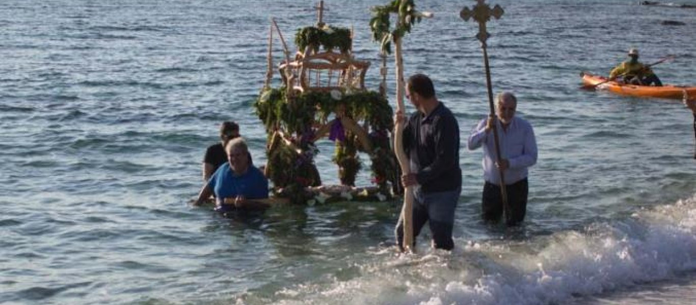 Μοναδική εμπειρία με την περιφορά του Επιτάφιου στο Καστράκι της Νάξου (φωτό, βίντεο)